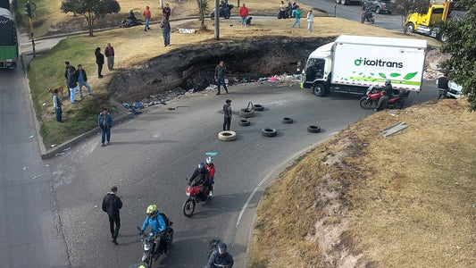 a truck is blocking the road while people are in a riot during the truckers strike in Colombia september 2024